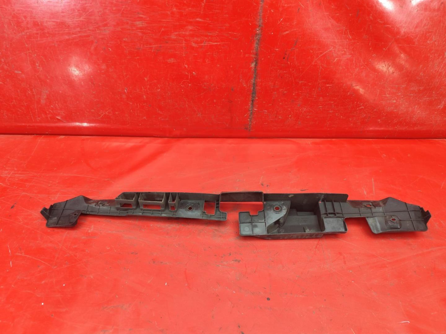 Кожух замка капота