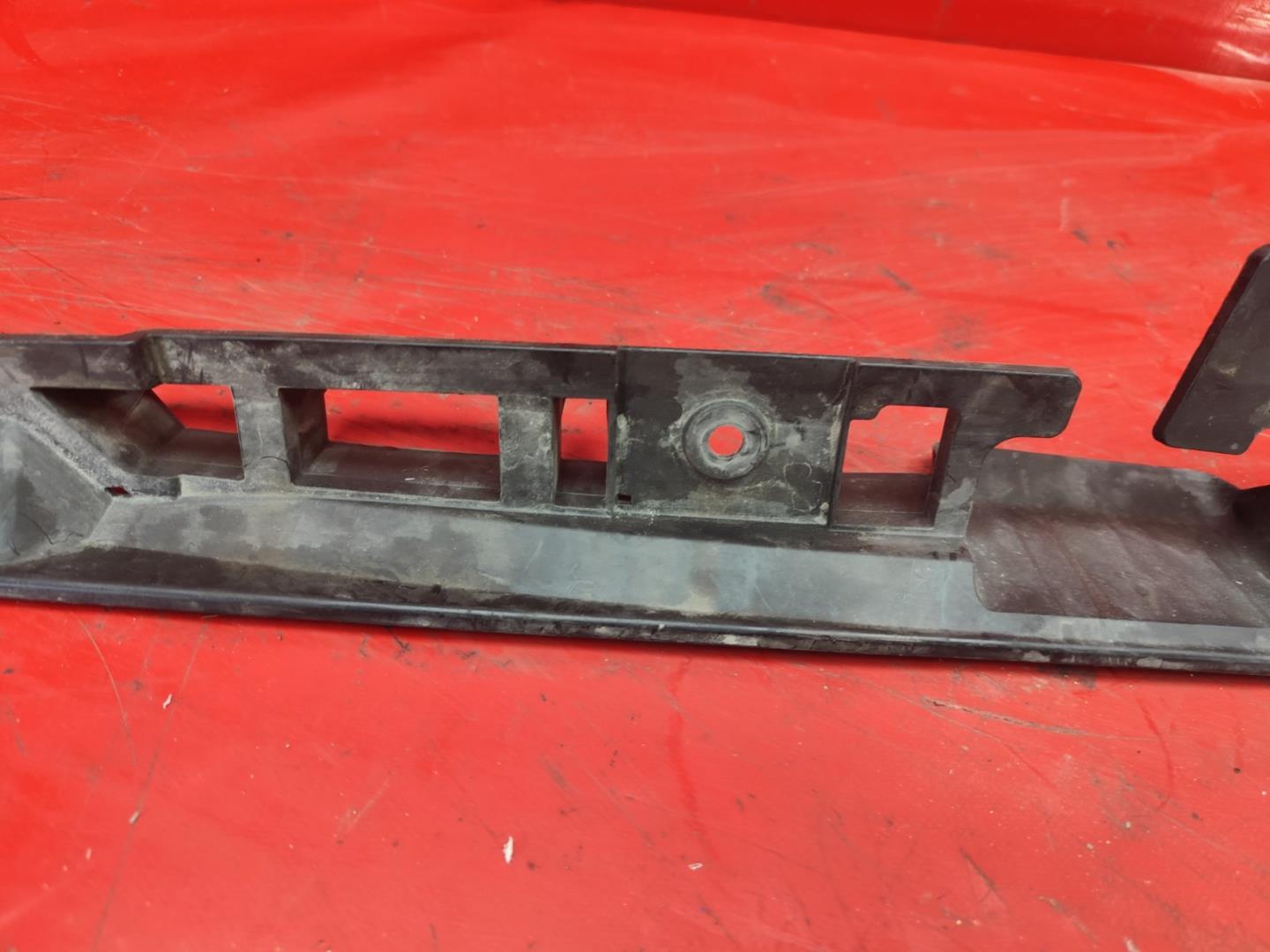 Кожух замка капота