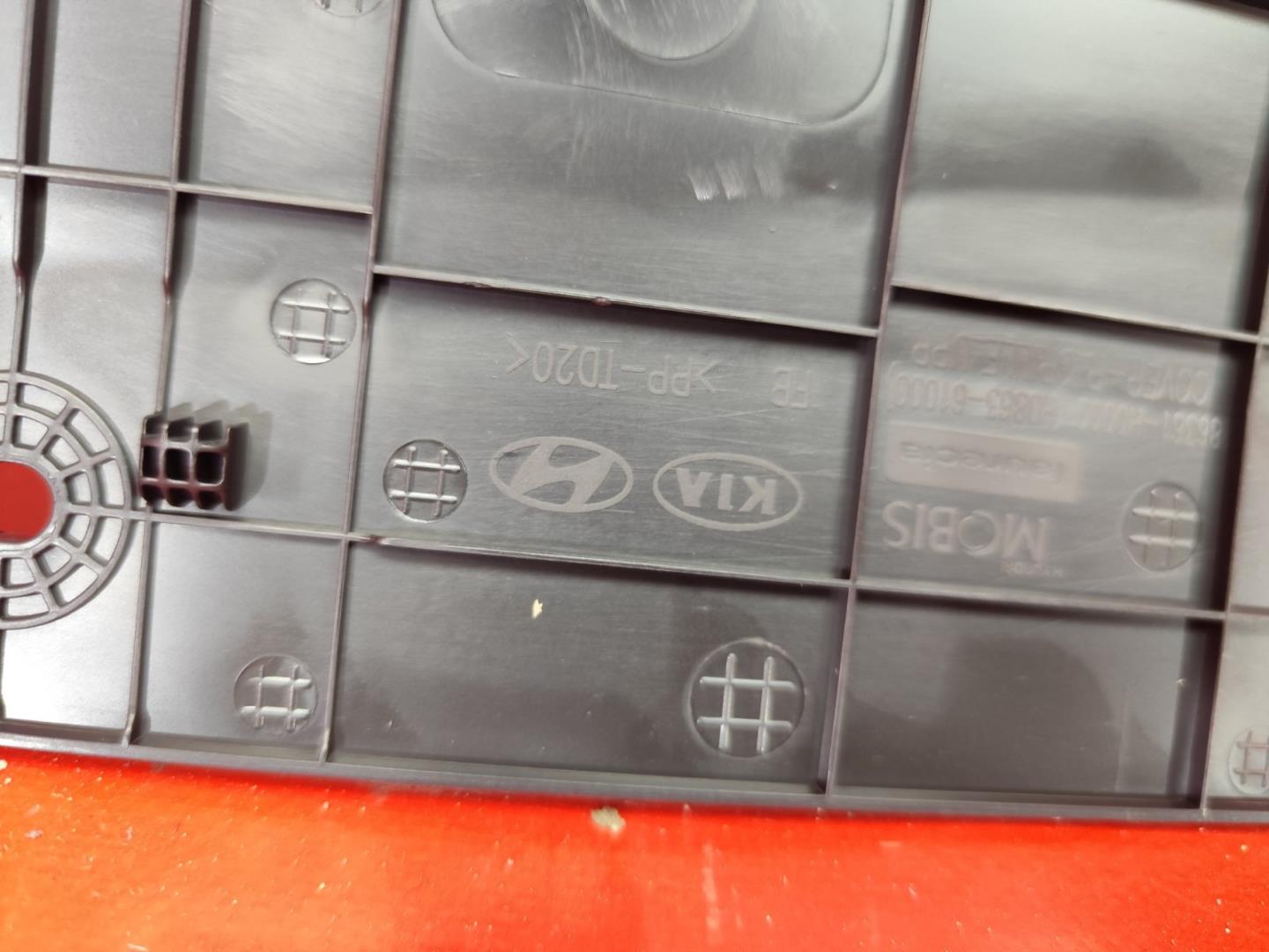 Кожух замка капота