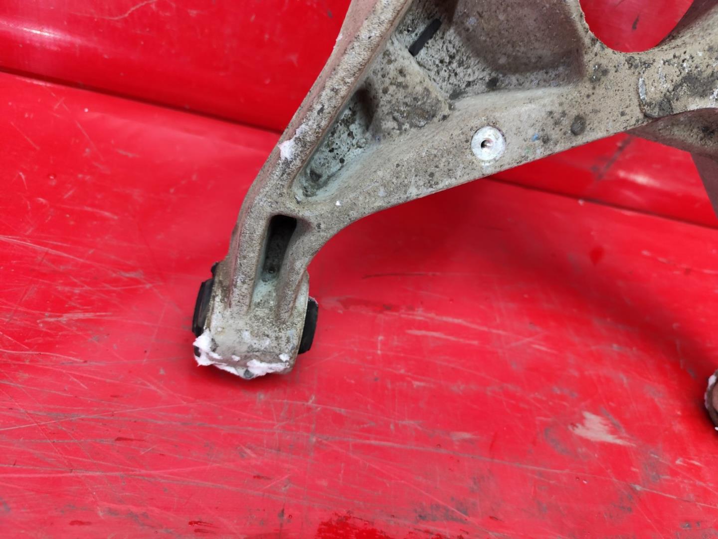 Рычаг передний нижний