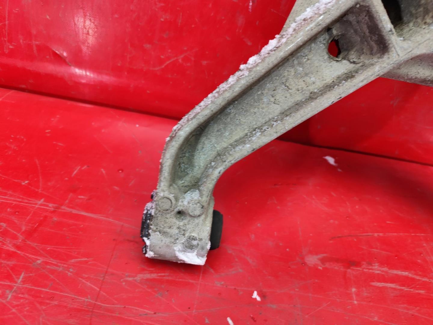 Рычаг передний нижний