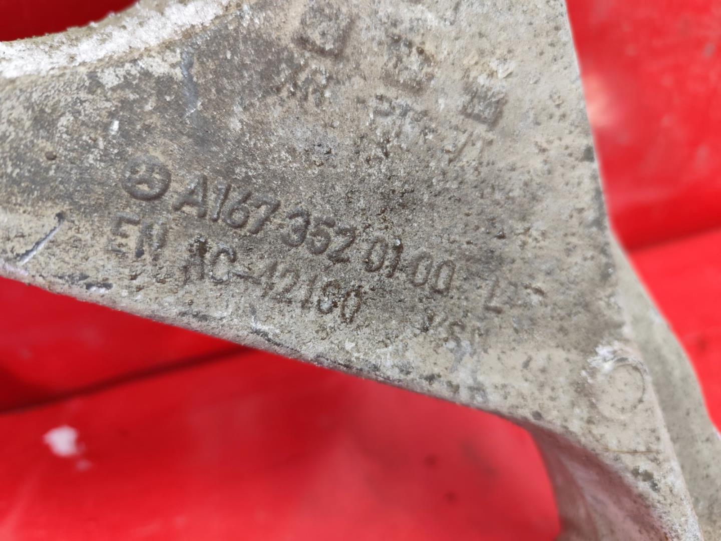 Рычаг передний нижний