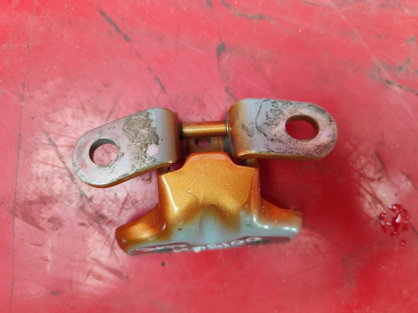 Петля двери