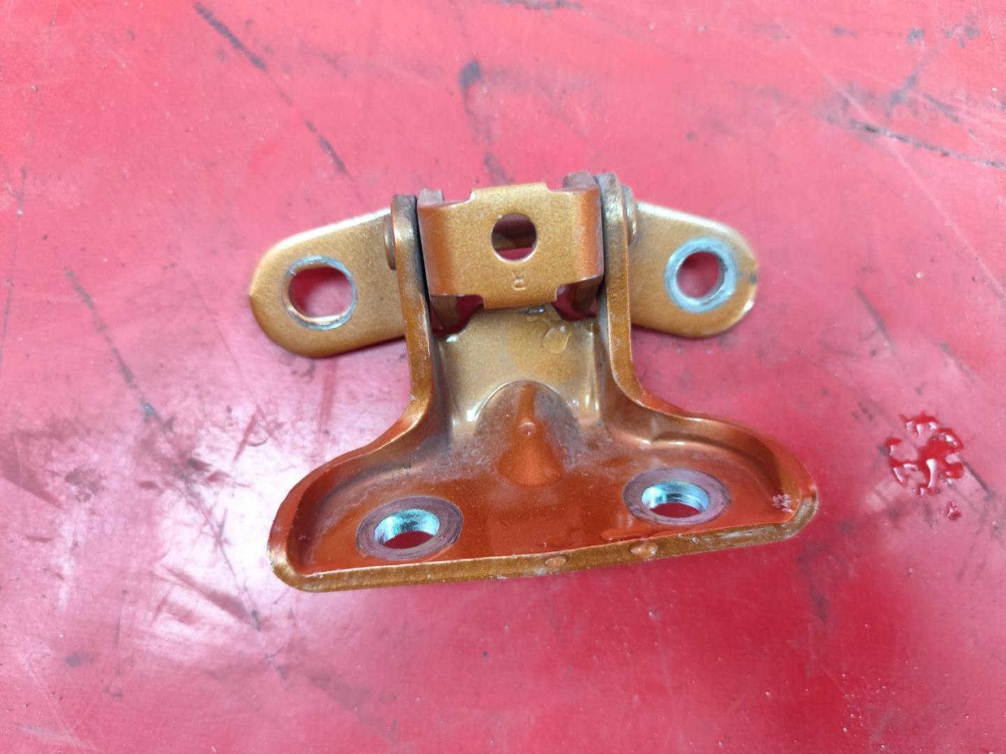 Петля двери