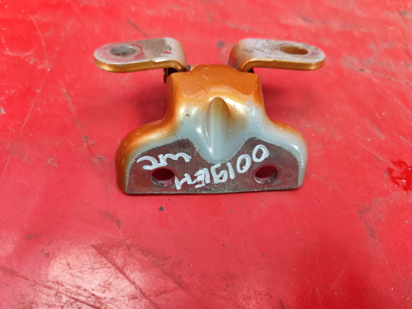 Петля двери