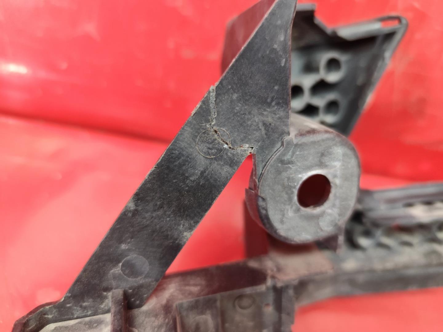 Кронштейн крепления фары