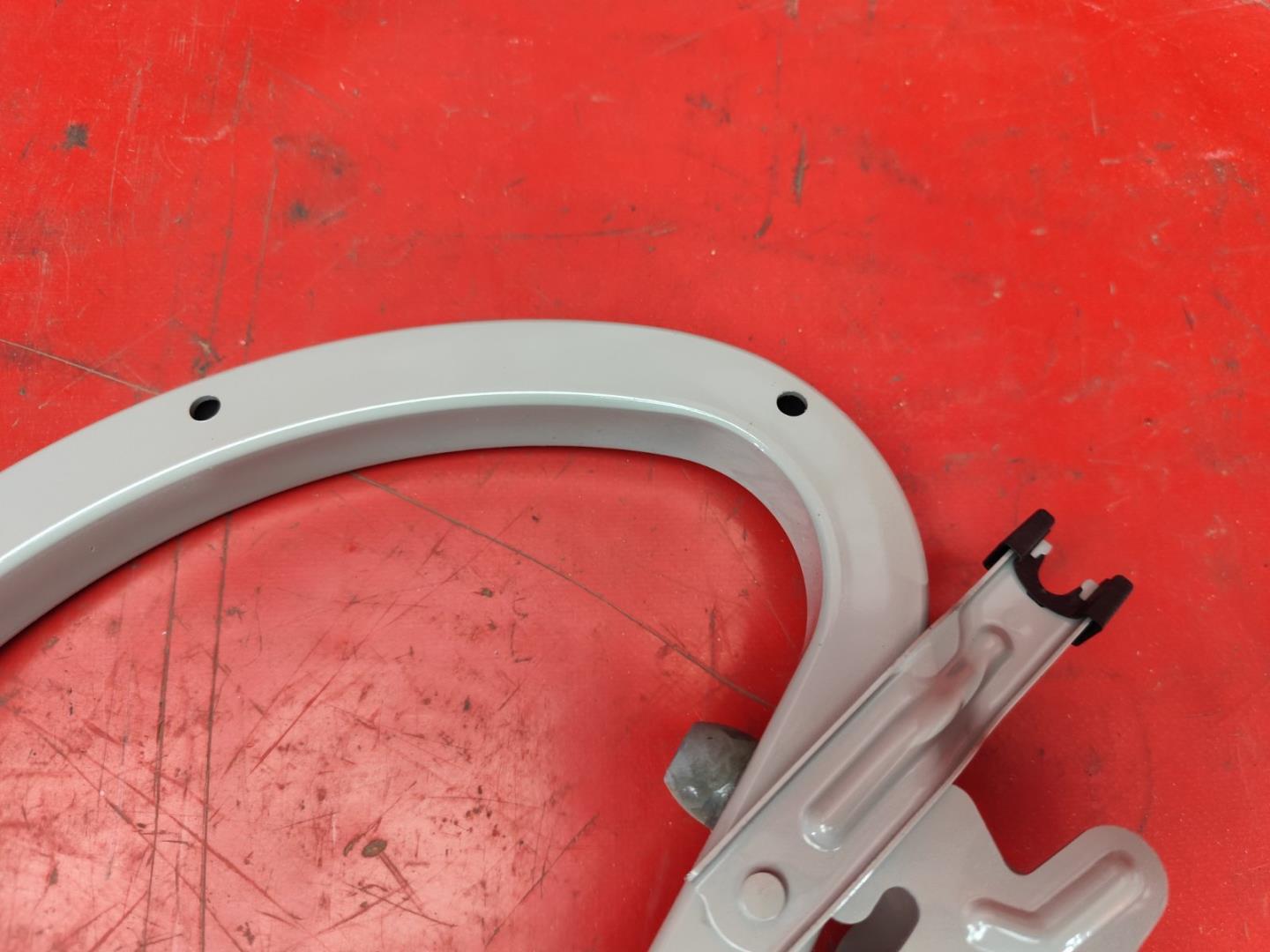 Петля крышки багажника