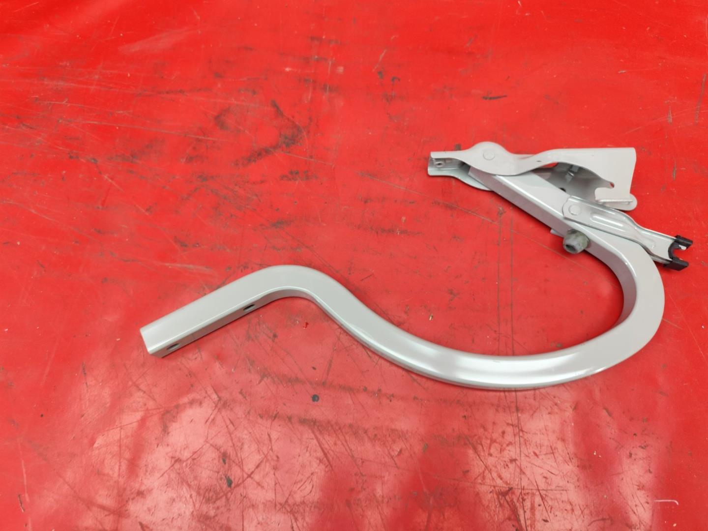 Петля крышки багажника