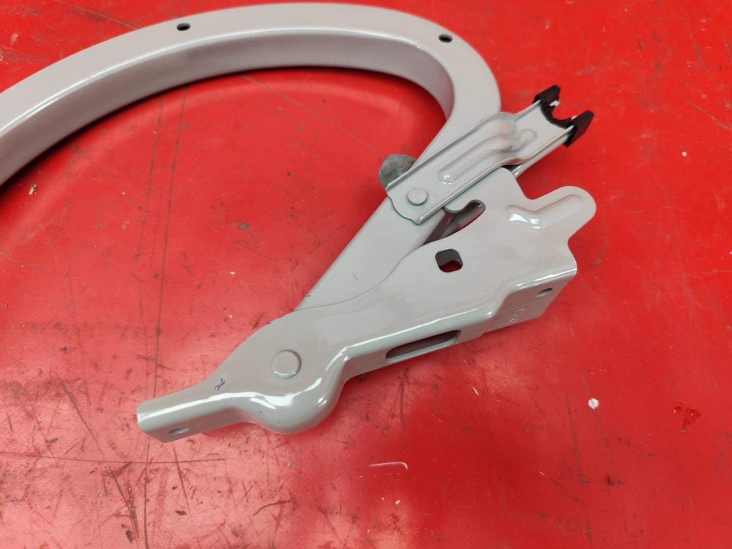 Петля крышки багажника