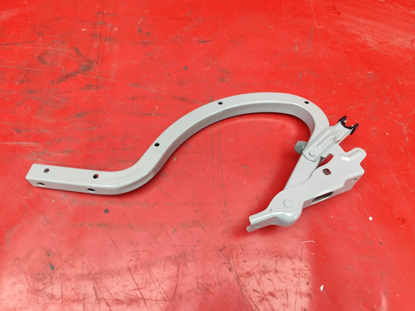 Петля крышки багажника