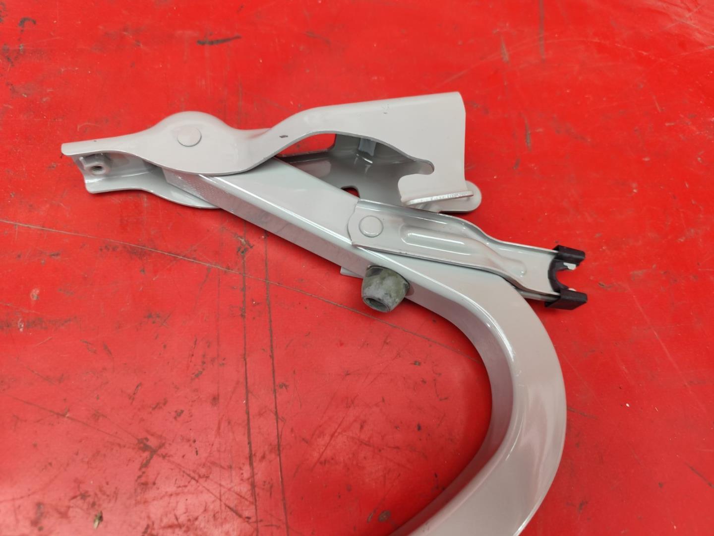 Петля крышки багажника