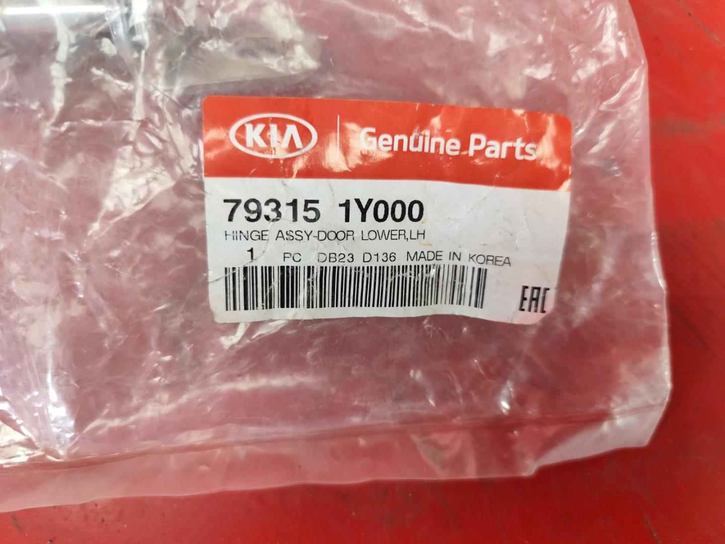 Петля двери