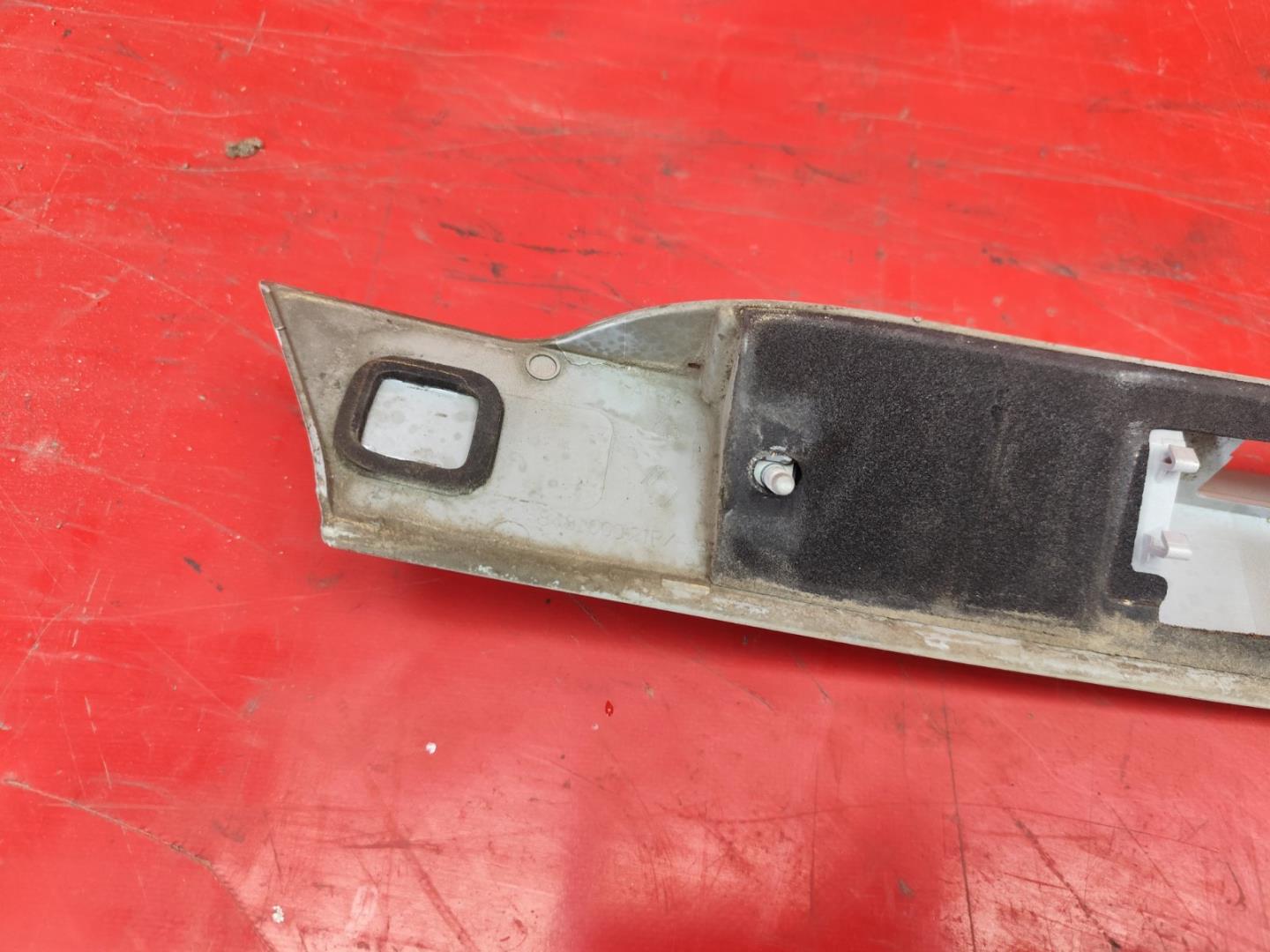 Накладка крышки багажника