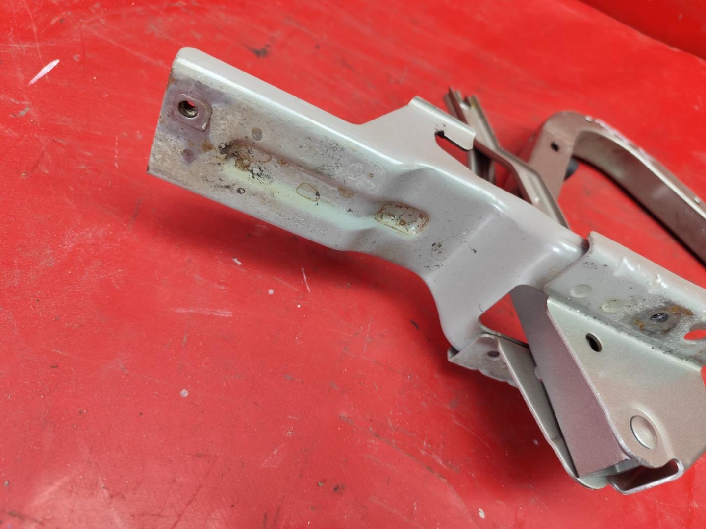 Петля крышки багажника