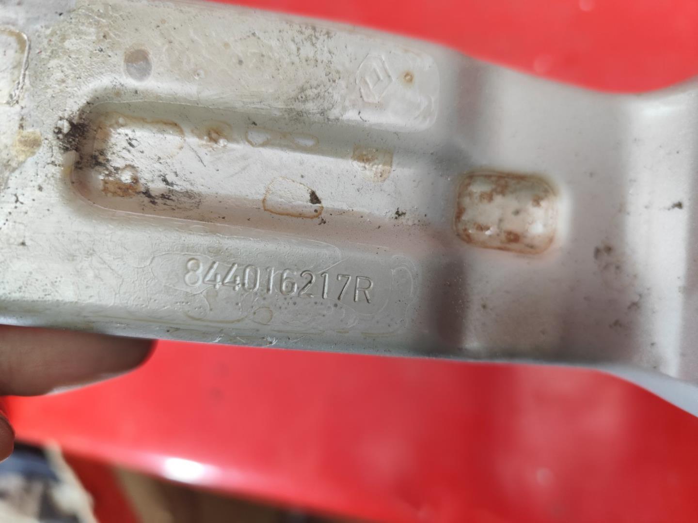 Петля крышки багажника