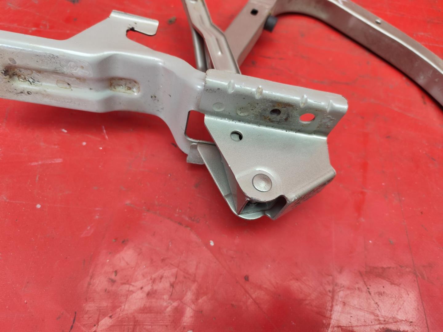 Петля крышки багажника