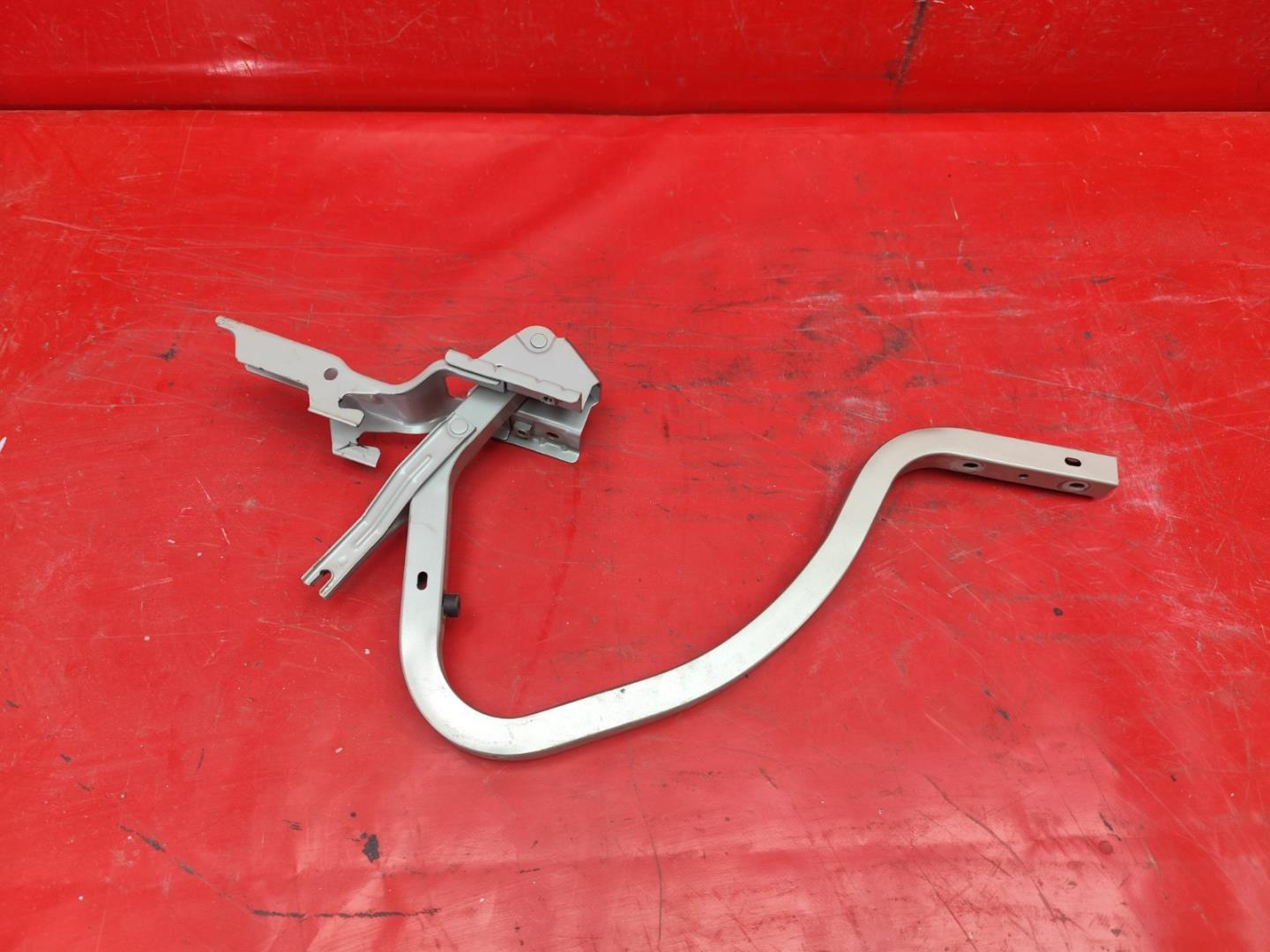 Петля крышки багажника