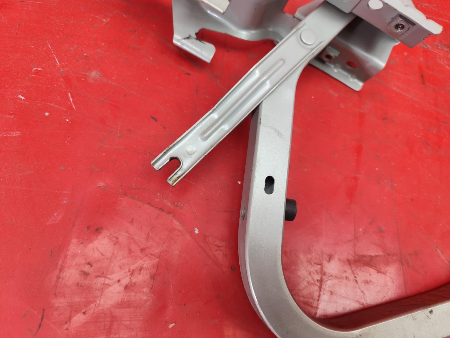 Петля крышки багажника