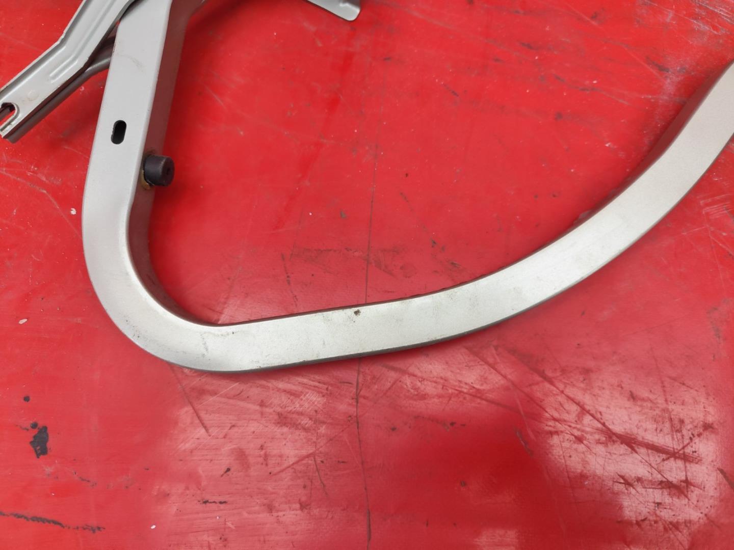 Петля крышки багажника