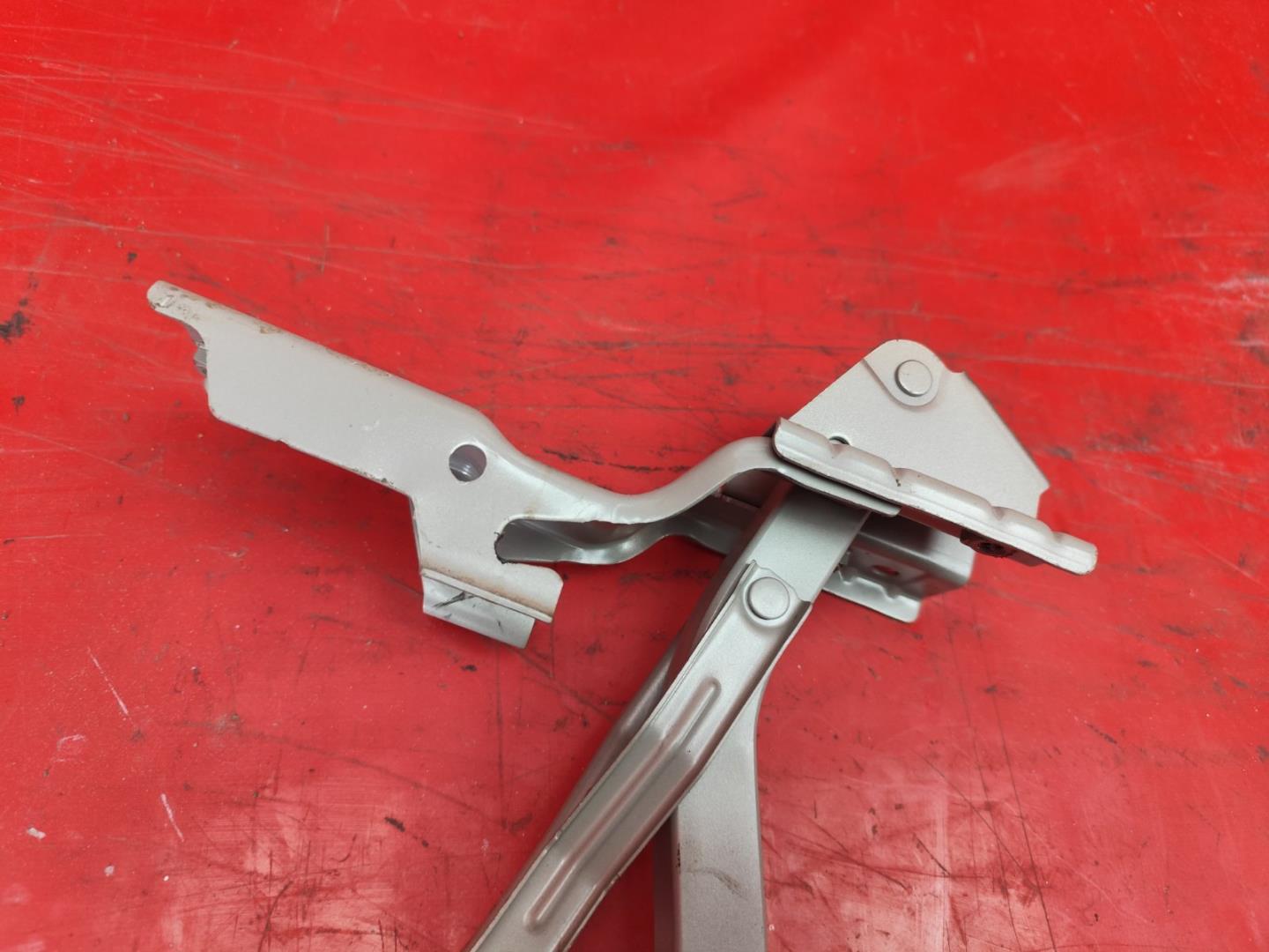 Петля крышки багажника