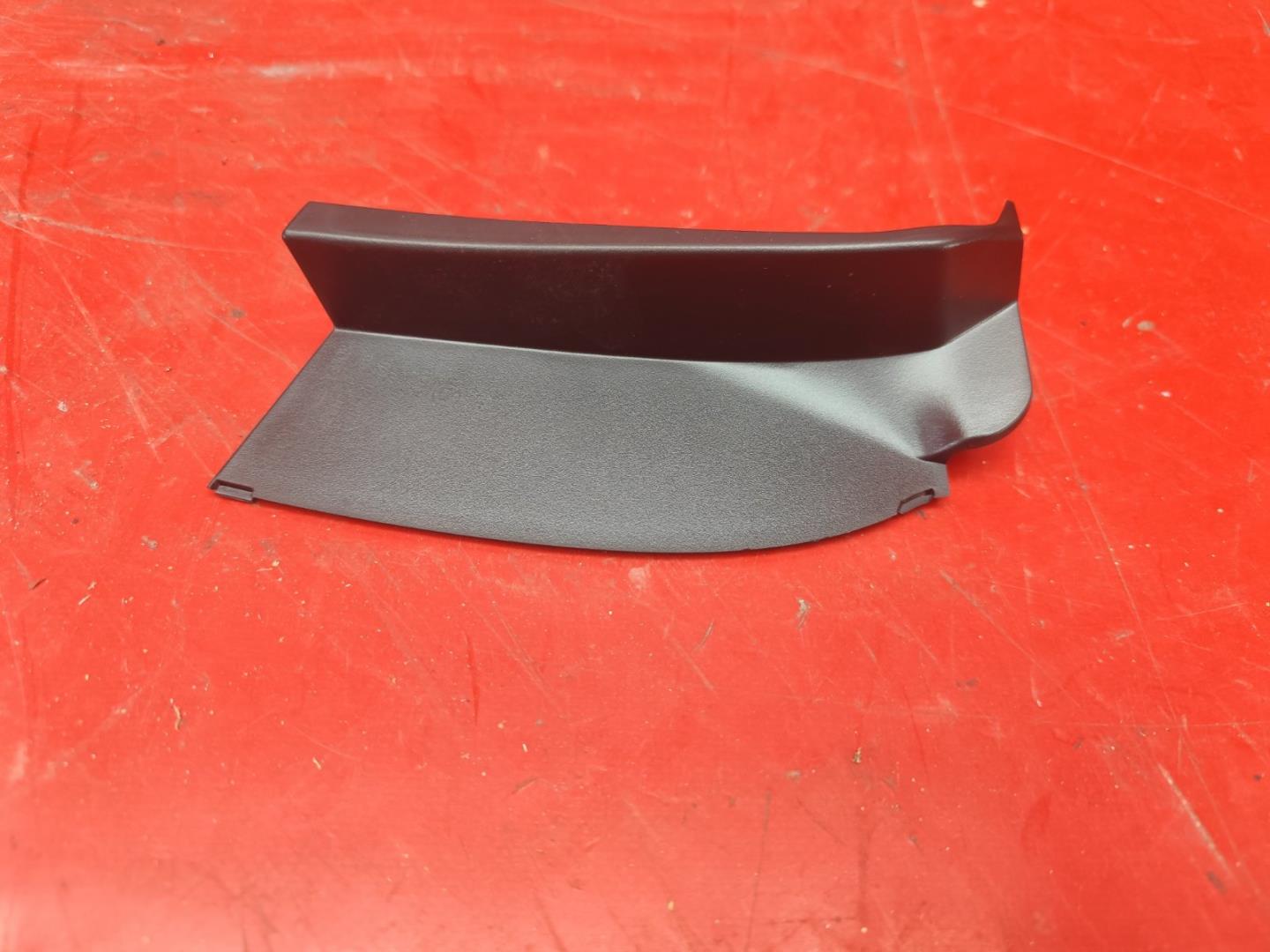 Накладка заднего фонаря левая