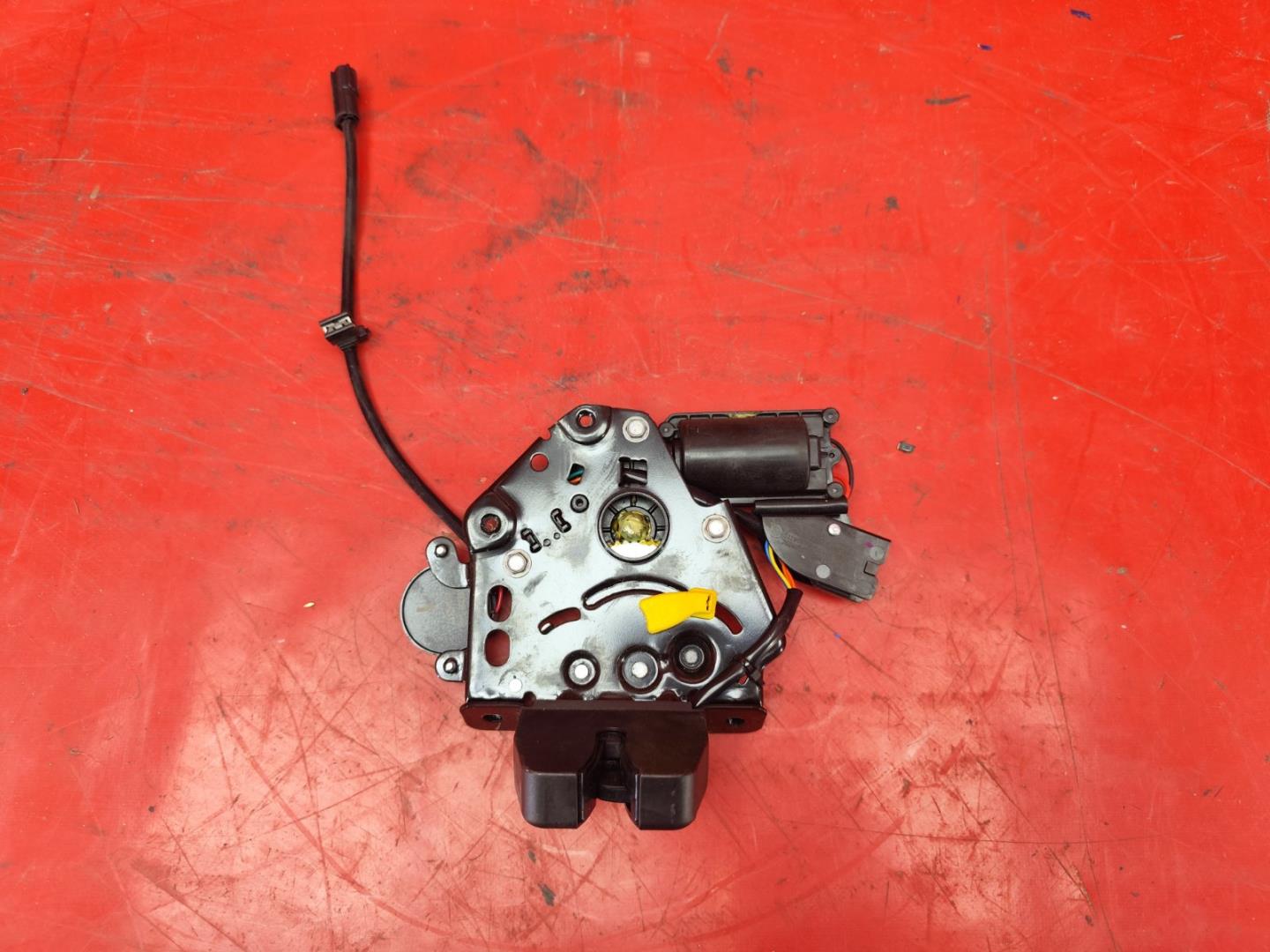 Замок багажника