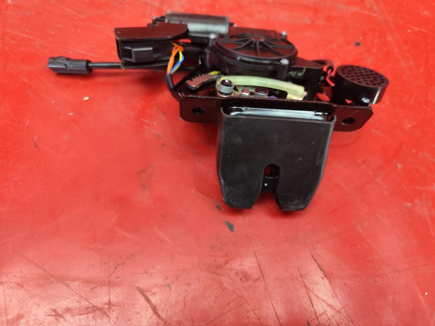 Замок багажника