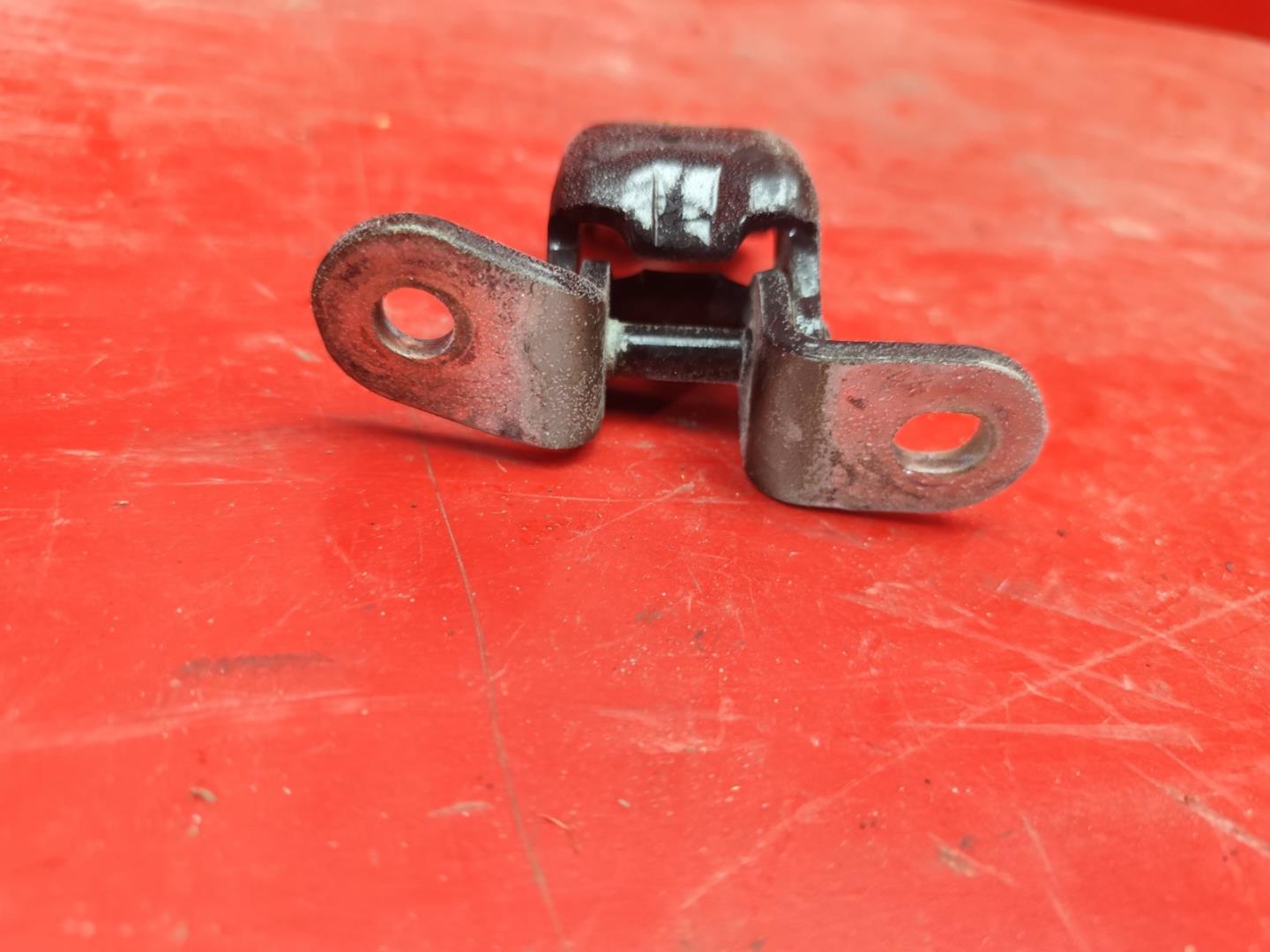 Петля двери