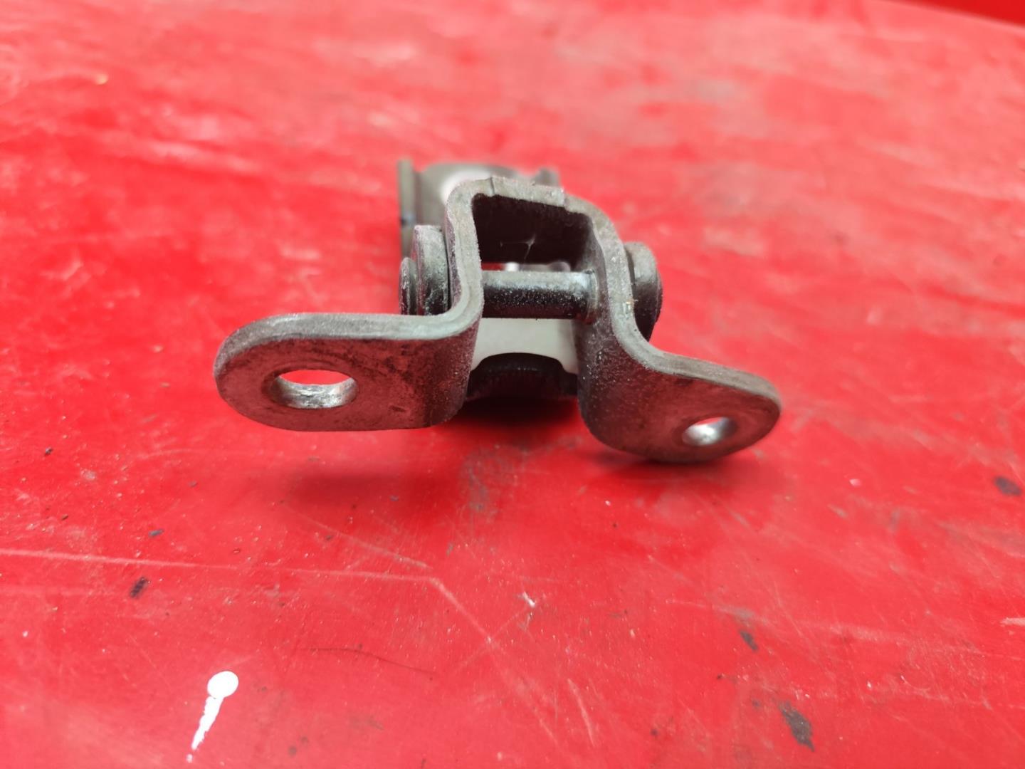 Петля двери