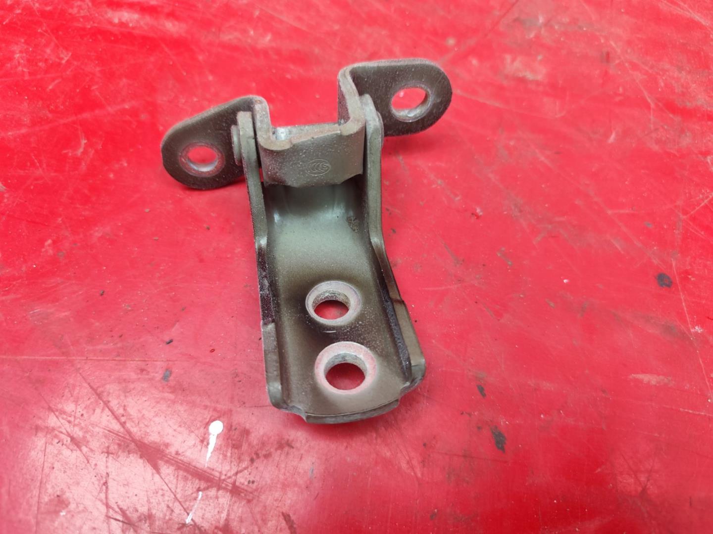 Петля двери