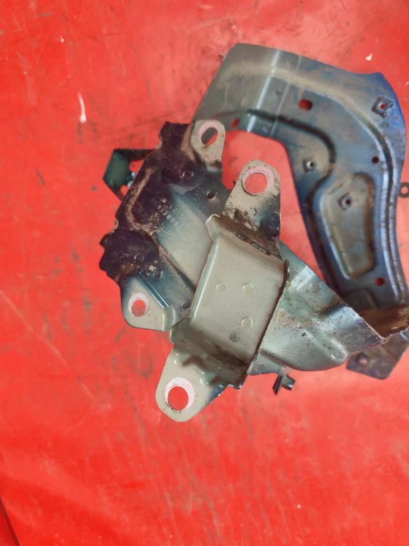 Кронштейн крепления фары