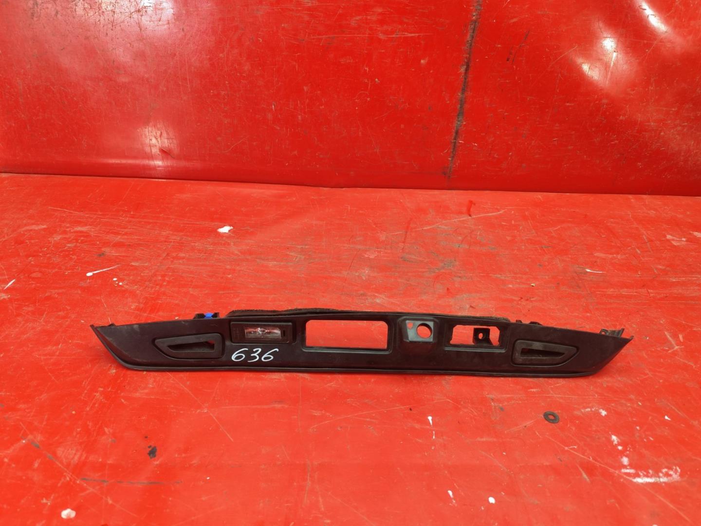 Накладка крышки багажника