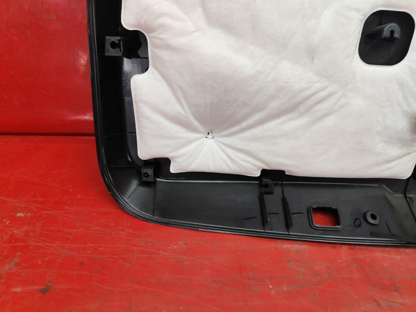 Обшивка крышки багажника