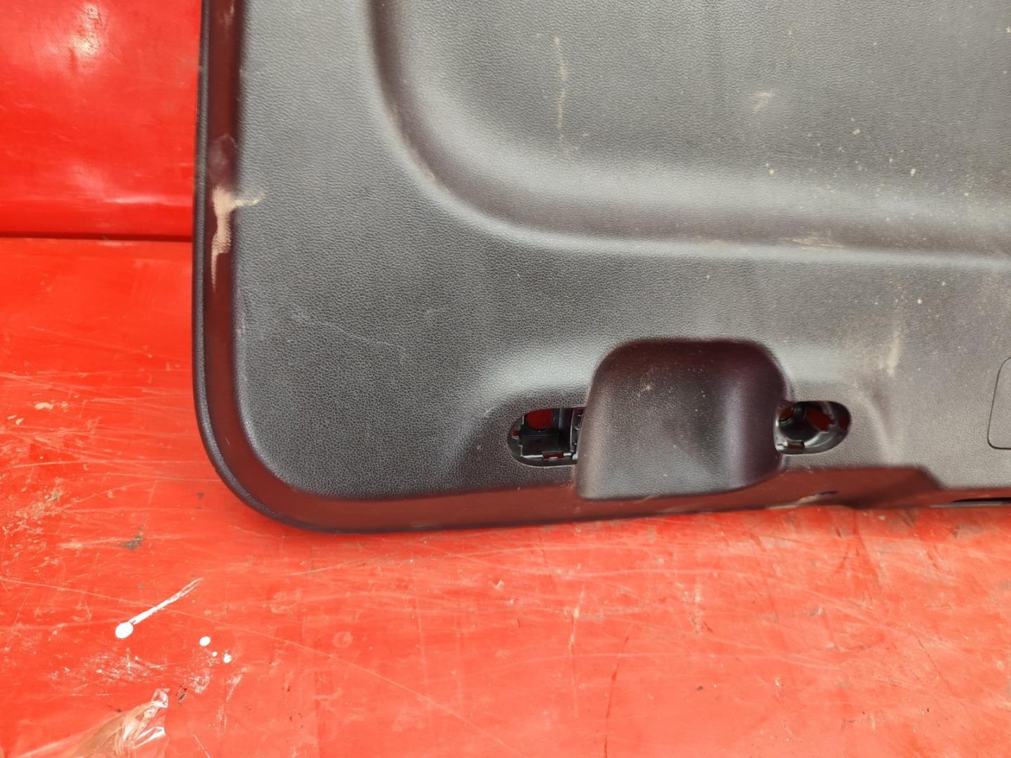 Обшивка крышки багажника