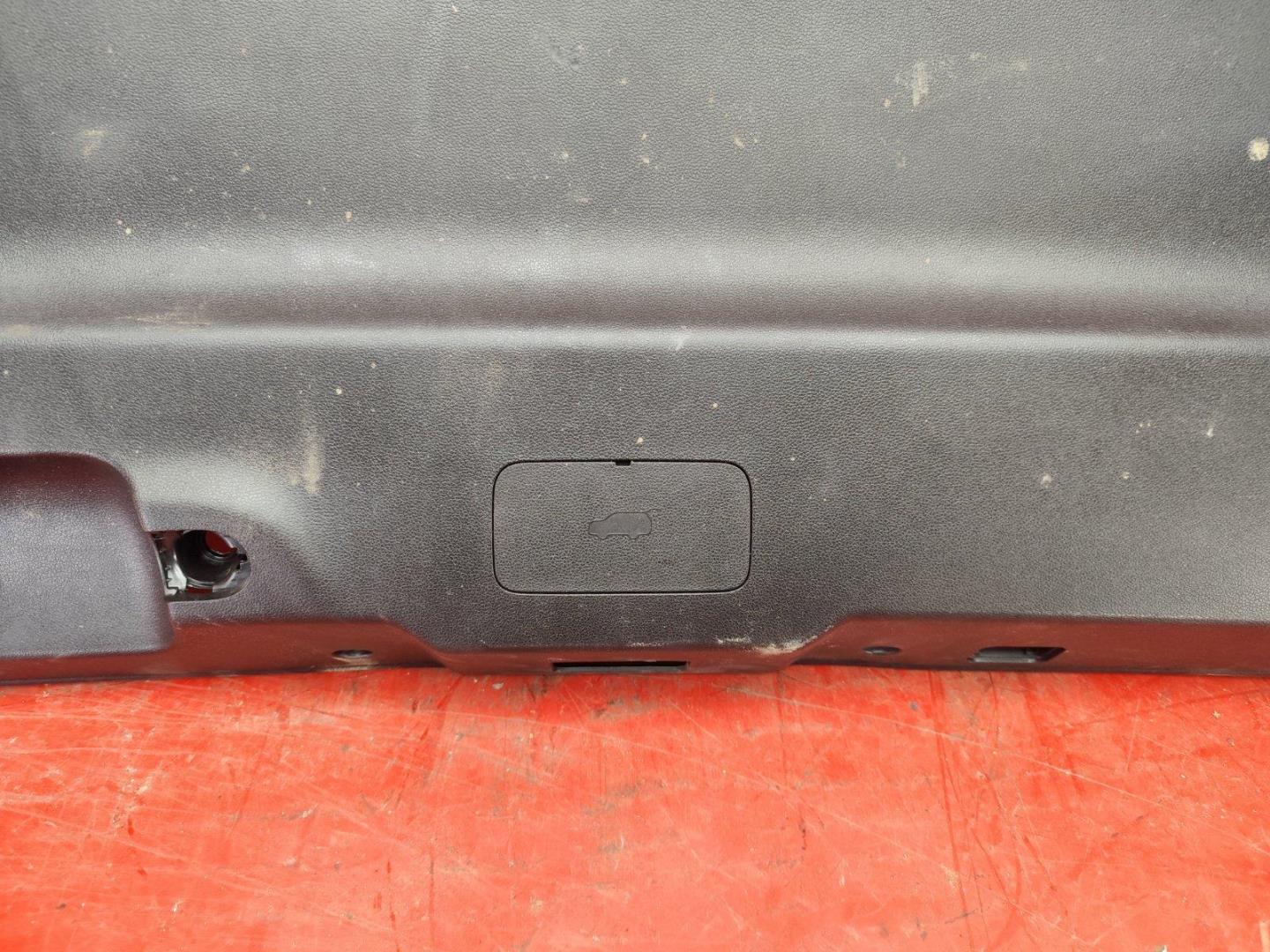 Обшивка крышки багажника