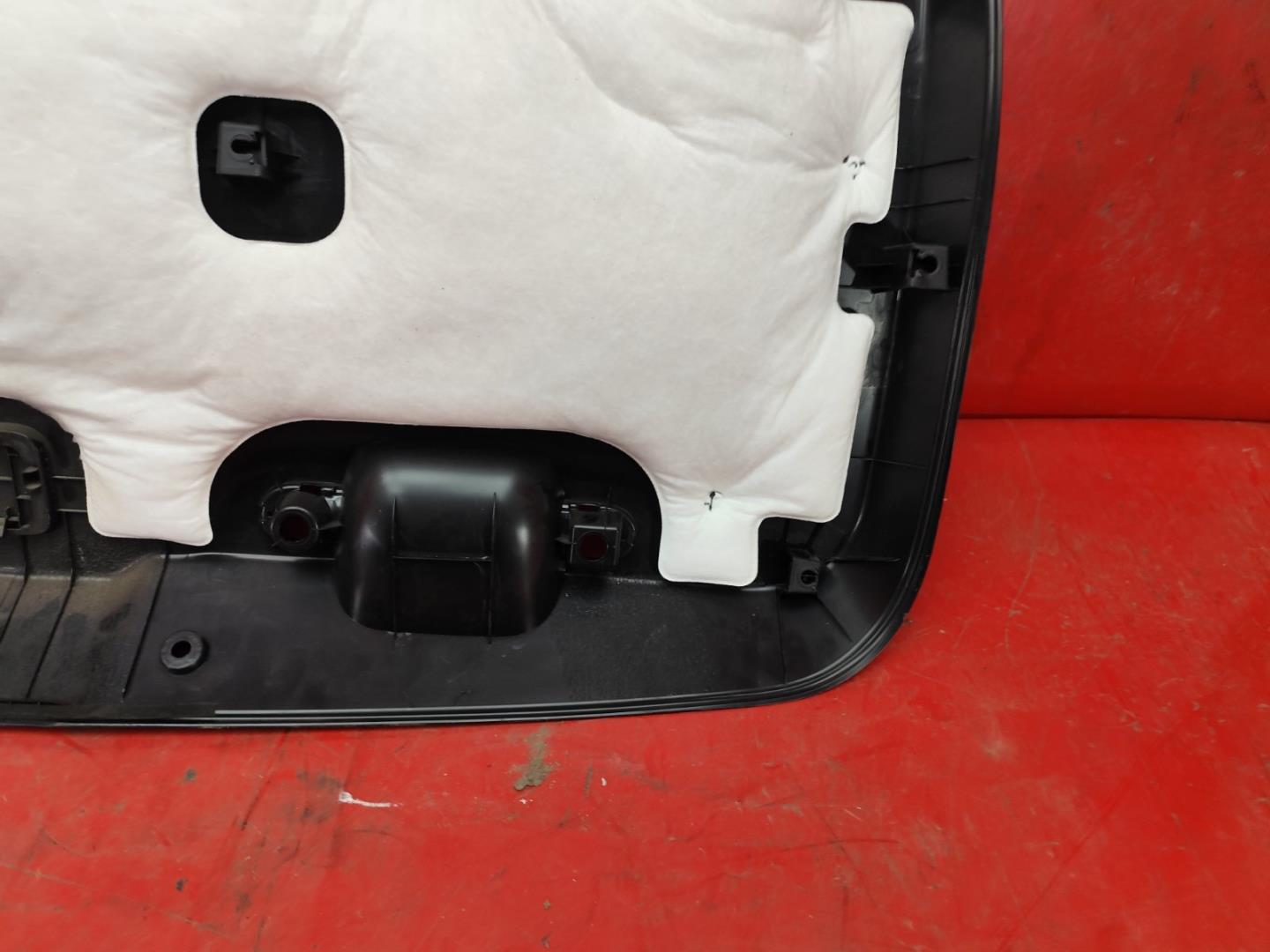 Обшивка крышки багажника