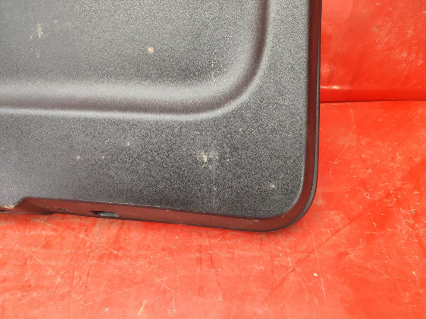 Обшивка крышки багажника