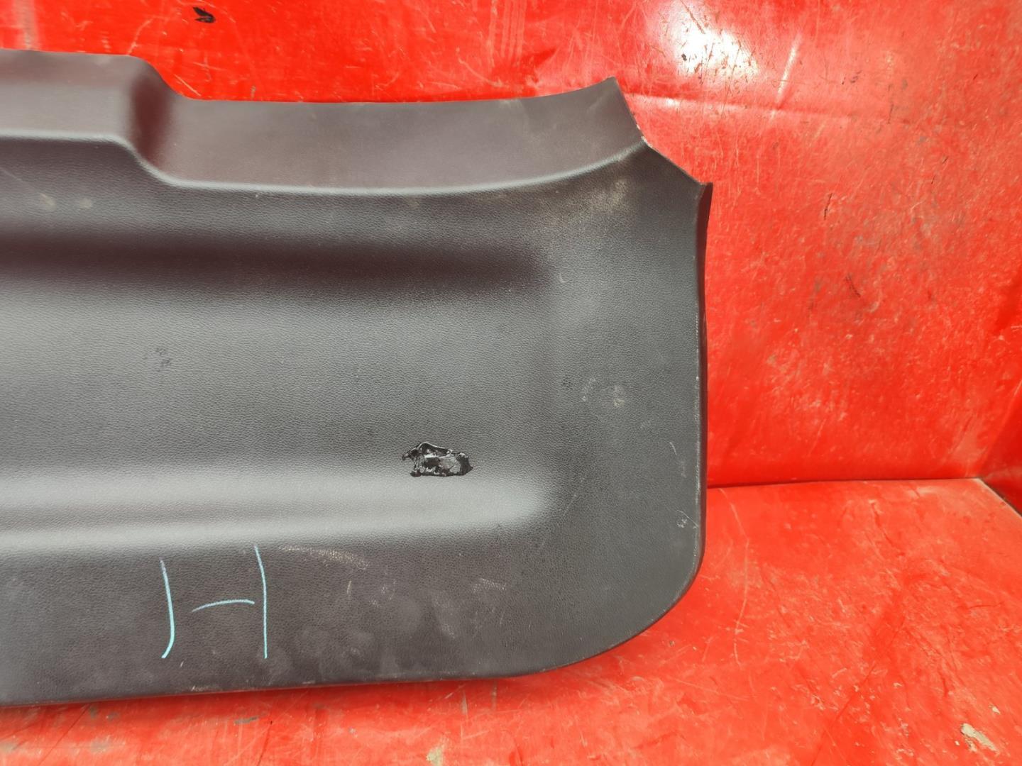 Обшивка крышки багажника