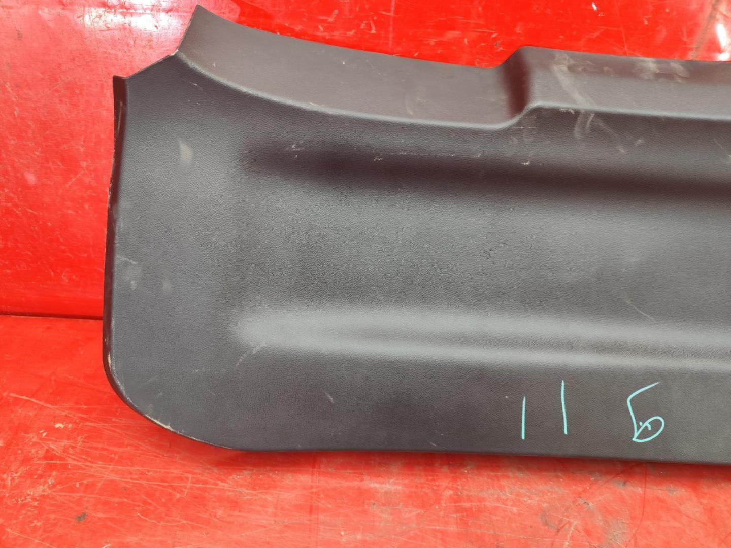 Обшивка крышки багажника