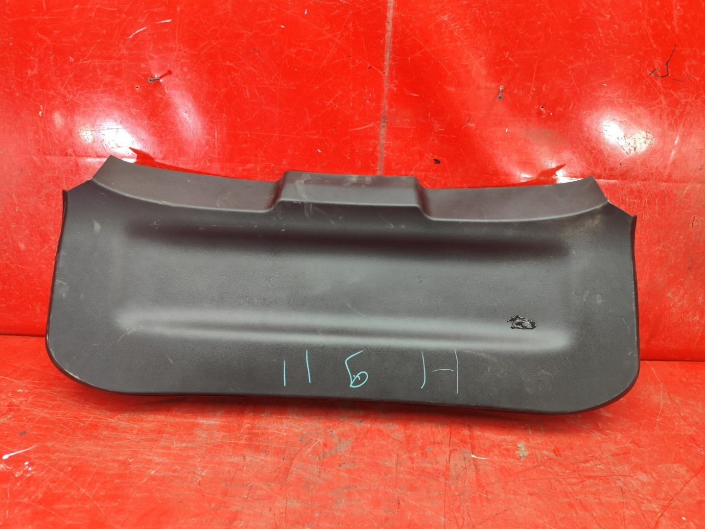 Обшивка крышки багажника