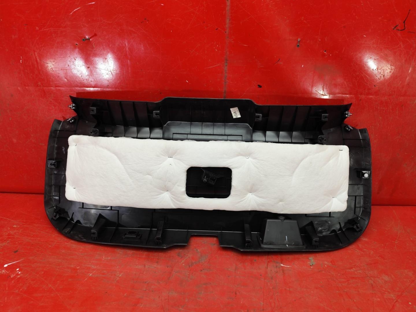 Обшивка крышки багажника