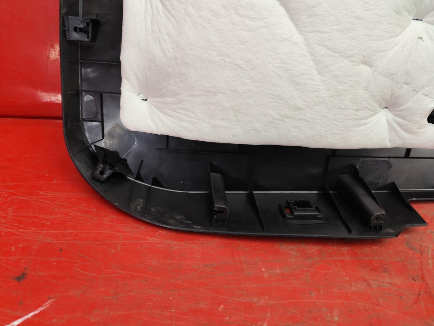 Обшивка крышки багажника