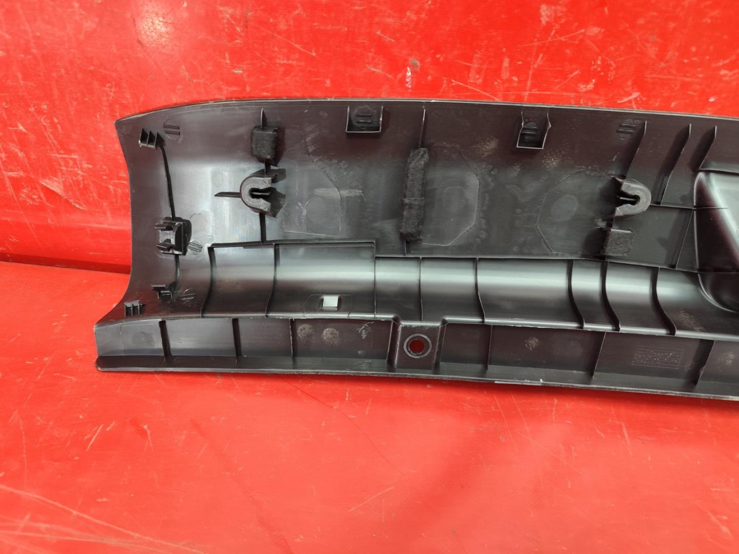 Кожух замка багажника