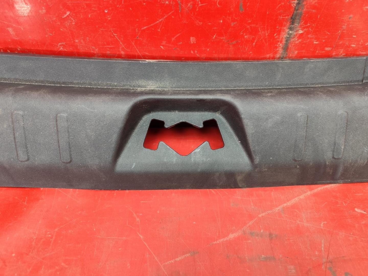 Кожух замка багажника