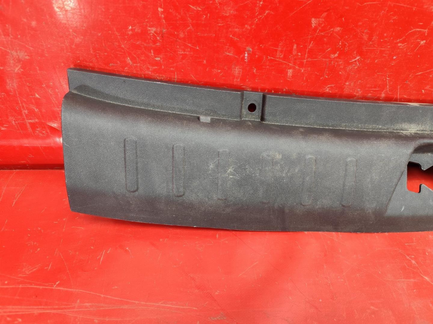 Кожух замка багажника