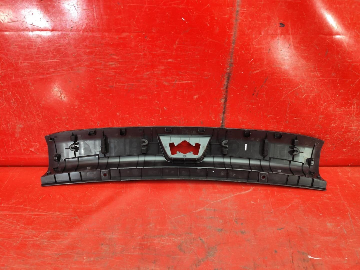 Кожух замка багажника