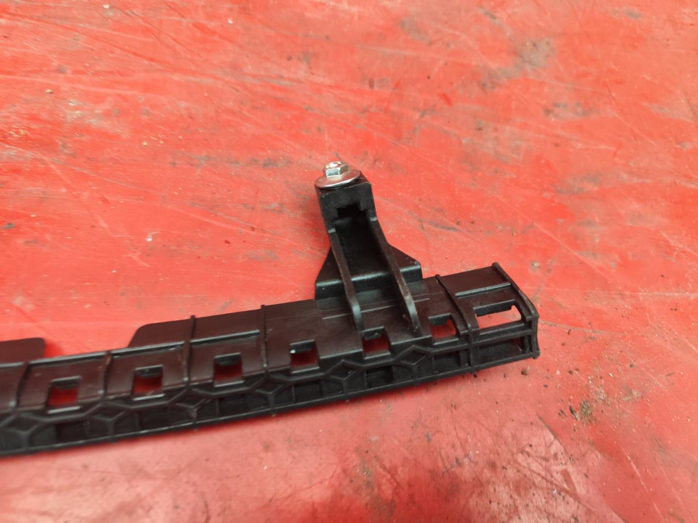 Направляющая стекла двери