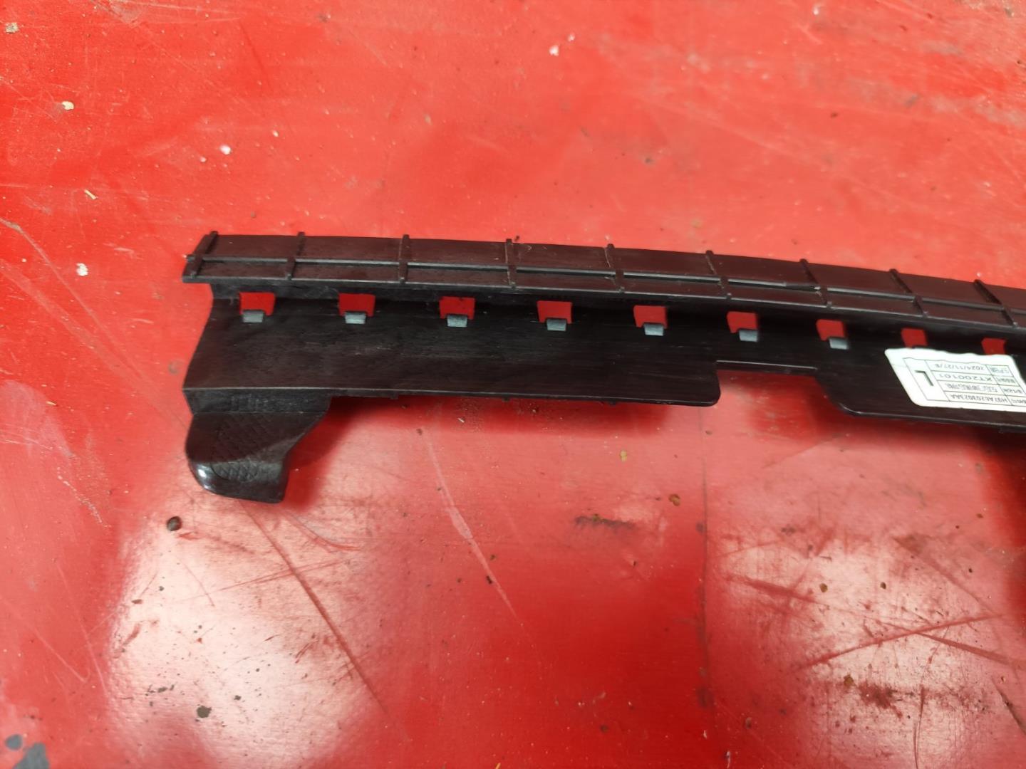 Направляющая стекла двери