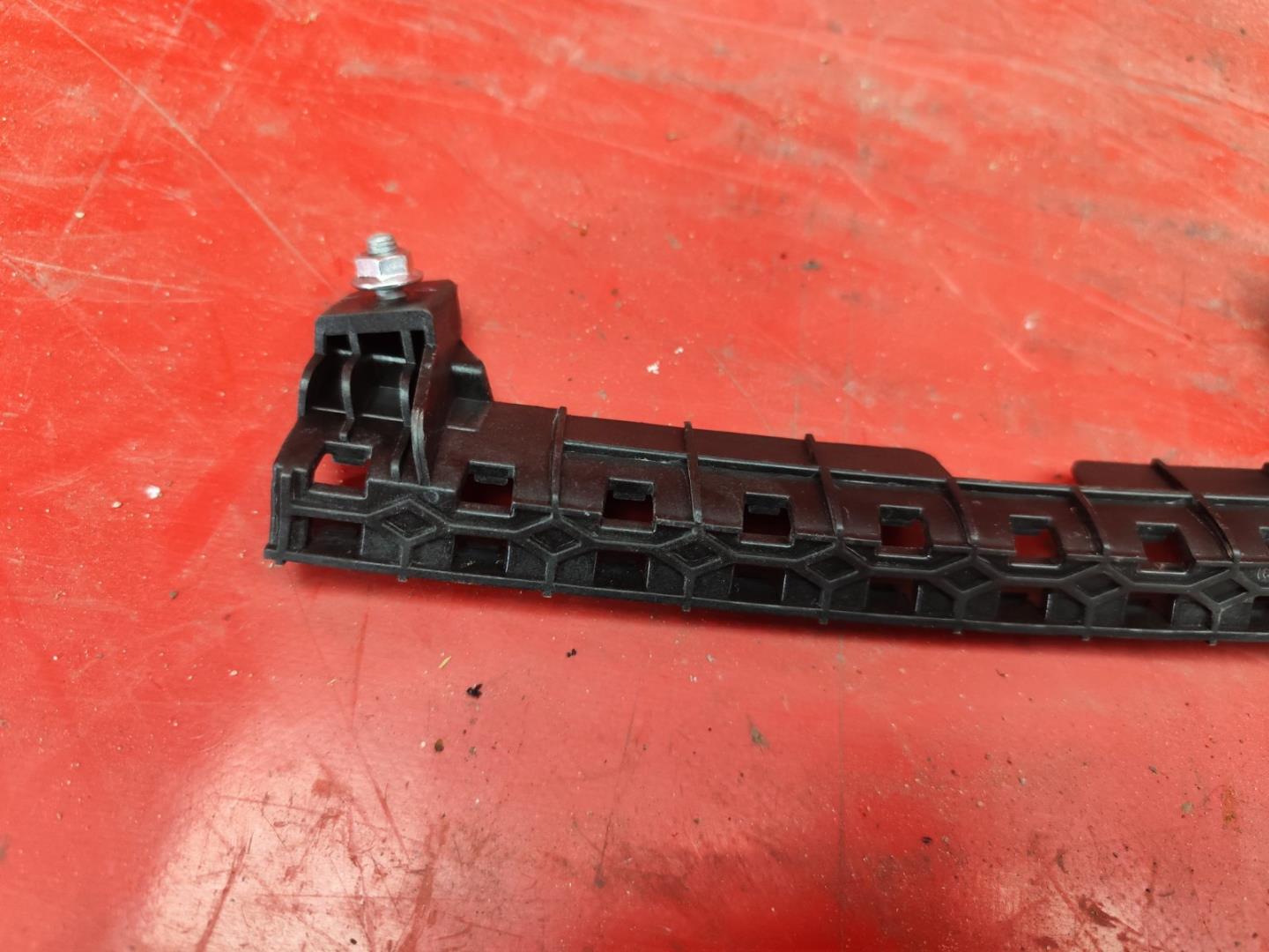 Направляющая стекла двери