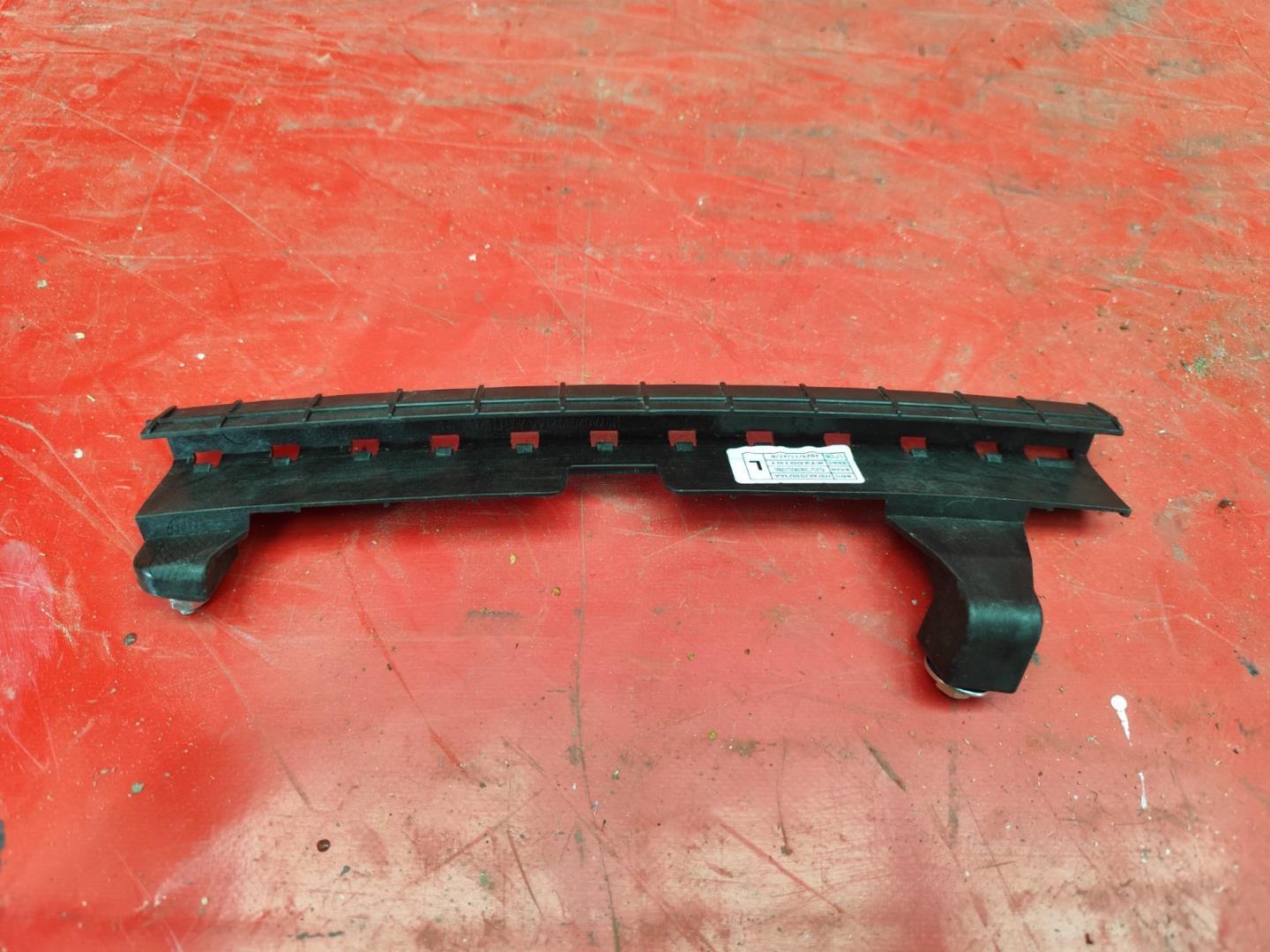 Направляющая стекла двери